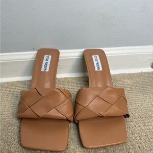 BRAND NEW - Steve Madden Brown Woven Heels 🤎